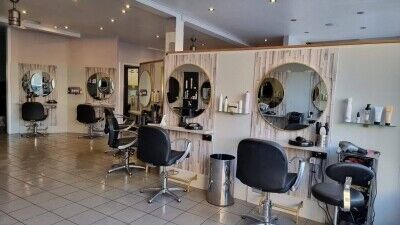 Large hair and beauty salon Photo 1