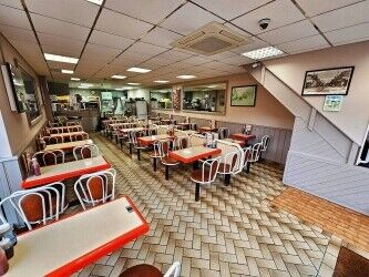 WELL ESTABLISHED CAFÉ WITHIN OPEN AIR SHOPPING CENTRE Photo 2