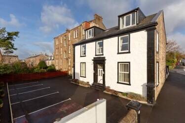 Well presented B&B/family home located within affluent seaside town close to all amenities. Photo 2