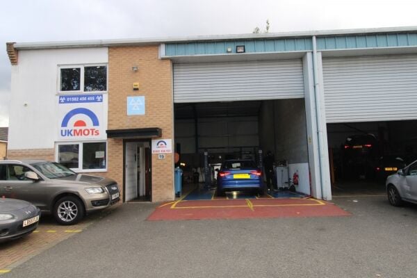 London Properties are pleased to the market this very well-established one-man Class 4 -7 MOT center located in Flowers Industrial Estate is accessed Photo 2