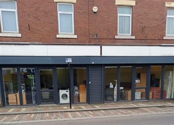 FREEHOLD VACANT PREMISES WITH PRIVATE APARTMENTS NEAR ROTHERHAM