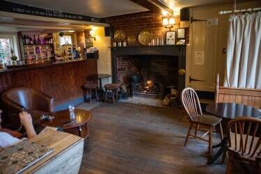 HAMPSHIRE - FREE-OF-TIE PUB ON BUSY THROUGH ROAD