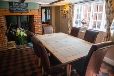 BUCKINGHAMSHIRE - VILLAGE PUB WITH POTENTIAL FOR FOOD-LED BUSINESS