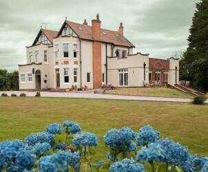 ELEGANT WELL EQUIPPED 8 BEDROOM COUNTRY HOUSE, BED & BREAKFAST/EVENTS AND WEDDINGS VENUE, WIRRAL Photo 2