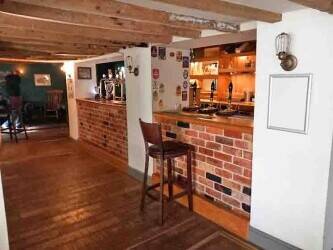 WARWICKSHIRE - HISTORIC PUBLIC HOUSE ON MAIN THOROUGHFARE INTO TOWN CENTRE Photo 2