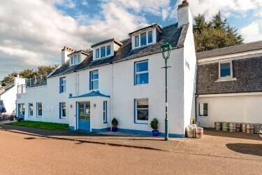 A popular Highland hostelry in an outstanding location on the NC500, Shieldaig (ref 1699)