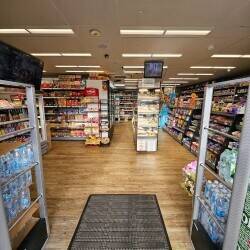 Off-licence supermarket grocery Photo 2