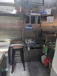 Fast food chicken & burger restaurant for sale in North London
