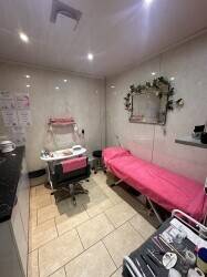 ESTABLISHED HAIR SALON IN VERSTAILE PREMISES  WITH 3 BED SELF CONTAINED FLAT  LOCATED IN LANCING, WE