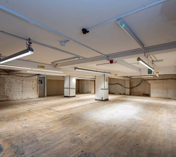 Vacant Retail Unit: High Street, Redbourn Photo 2