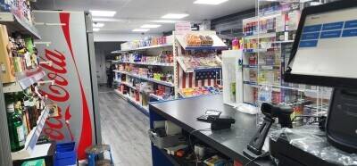 Prime location place available for takeaway restaurant or Barbar shop