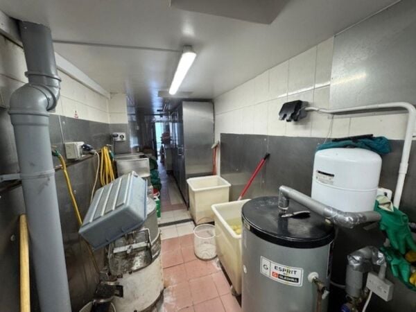 Leasehold Fish & Chip Takeaway Located In Studley Photo 2
