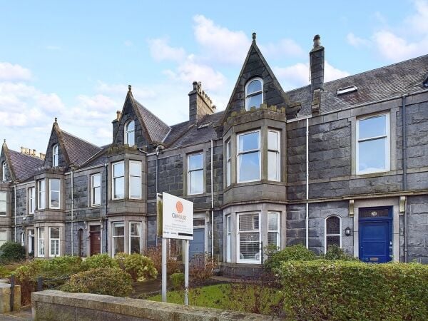 8 Letting Room Guest House in Prestigious Aberdeen Location