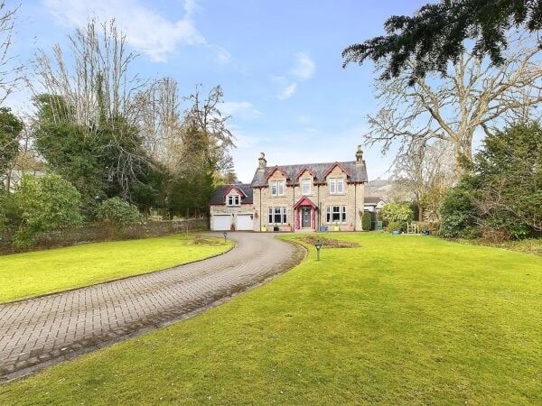 Charming 8 Bedroom Victorian Property in Pitlochry Charming 8 Bedroom Victorian Property in Pitlochry