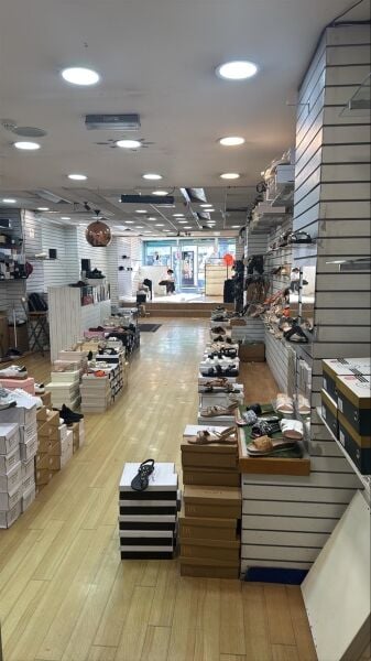 CLOTHING, FRAGRANCE AND JEWELLERY RETAILER CLOTHING, FRAGRANCE AND JEWELLERY RETAILER