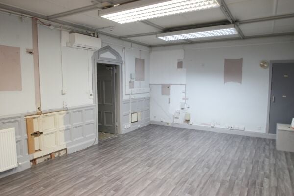 Opportunity to Acquire a Spacious Traditional Building Opportunity to Acquire a Spacious Traditional Building