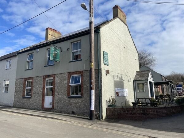 Well-presented, traditional freehouse in an award-winning South Somerset village For Sale in Chard