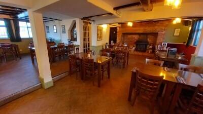 WARWICKSHIRE - CANALSIDE FREEHOUSE IN PROMINENT ROADSIDE LOCATION