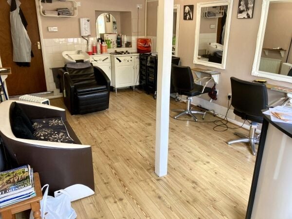 VERSATILE/MIXED EMPTY COMMERCIAL PREMISES & SPACIOUS 4 BEDROOM HOUSE VERSATILE/MIXED EMPTY COMMERCIAL PREMISES & SPACIOUS 4 BEDROOM HOUSE
