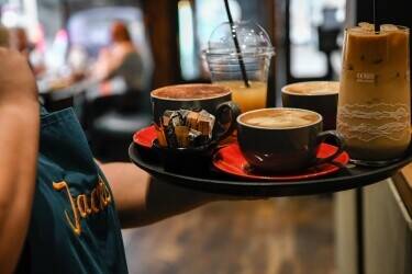 Thriving High Street Caf&eacute;/Restaurant &ndash; Prominent Location &ndash; Daytime Trade Only &ndash; &pound;600K Turnover