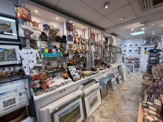 An outstanding gift shop occupying a 100% prime retail pitch in St Andrews (ref 1761)