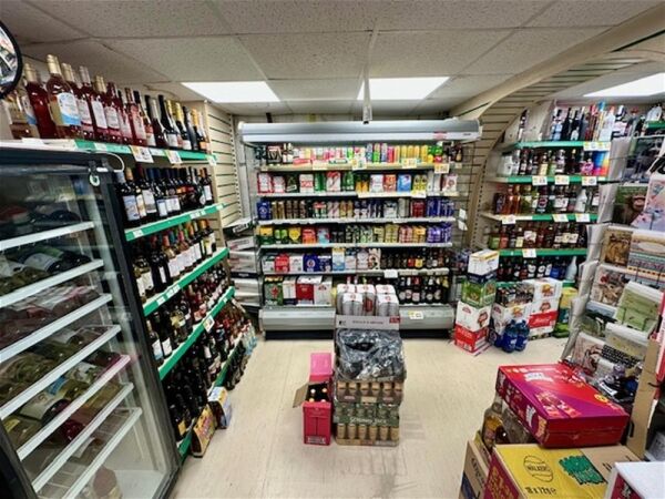 FREEHOLD CONVENIENCE STORES/LOTTERY & OFF LIC3 BED ACCOMMODATION - LAWNED REAR GARDEN Photo 2