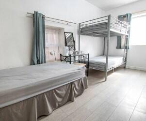 LINCOLNSHIRE - 6 BEDROOM GUESTHOUSE CLOSE TO TRAIN STATION LINCOLNSHIRE - 6 BEDROOM GUESTHOUSE CLOSE TO TRAIN STATION