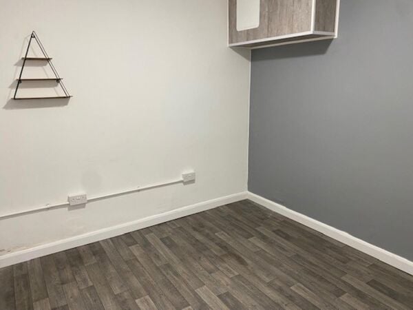 Leasehold Tanning Salon & Beauty Rooms Located In Northfield