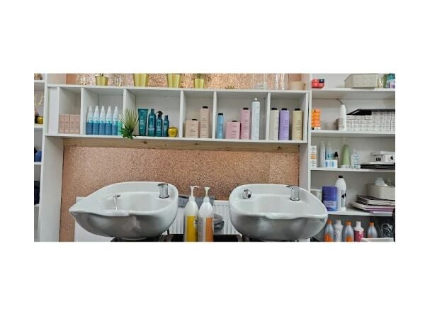 Turn the Key to Beauty! Stylish Salon in Prime Location Now Available