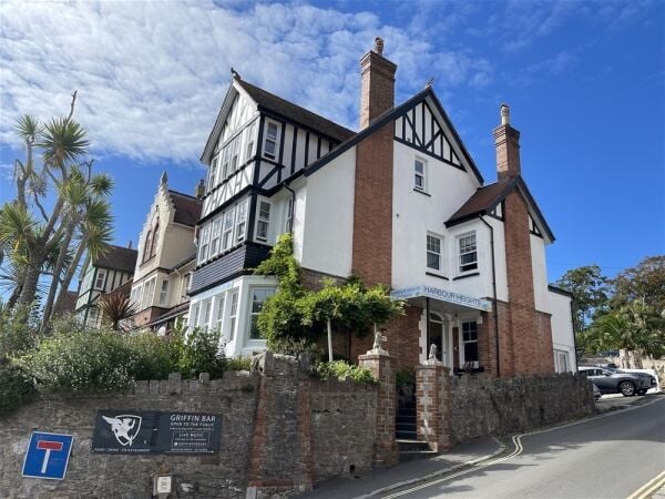 Beautifully presented guest house in a prime position close to Torquay Harbour For Sale in Torquay Beautifully presented guest house in a prime position close to Torquay Harbour For Sale in Torquay