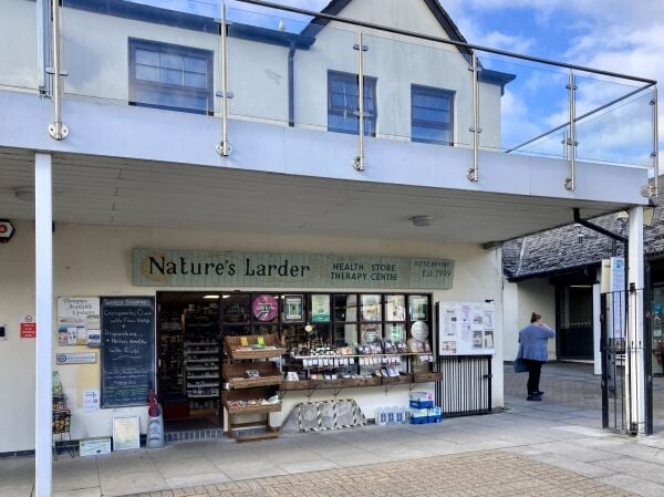 WHOLEFOOD/HEALTHFOOD STORE & THERAPY ROOMS