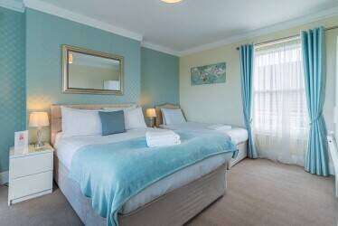 CARDIGANSHIIRE - COASTAL VILLAGE HOTEL WITH SEA VIEWS