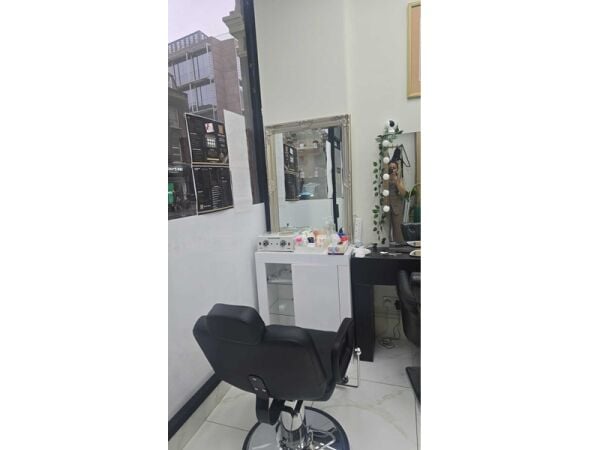 15+ Year London Beauty & Nail Bar – Turnkey Opportunity