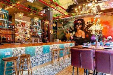 Beautifully fitted 1am licensed ground floor restaurant & bar located in Elephant & Castle