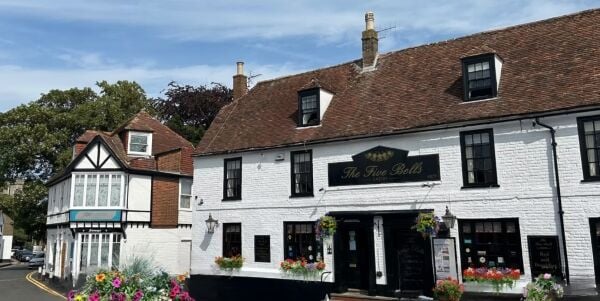 REDUCED - Iconic 17th-Century Pub and B&B in Prime Kent Location