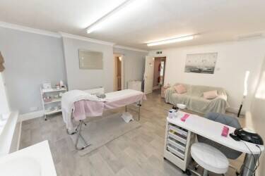 Vacant Former Salon available for lease assignment