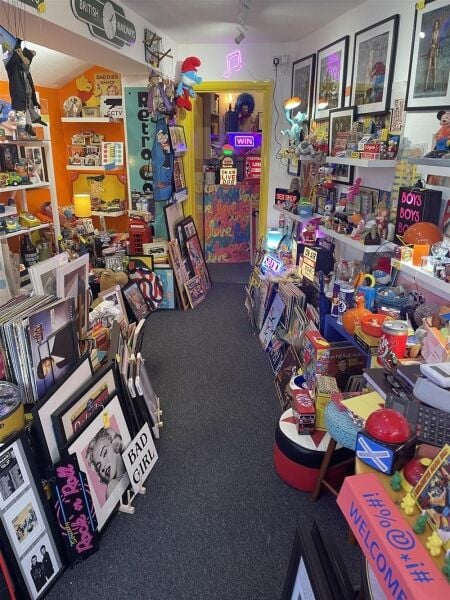 LEASEHOLD VINTAGE POP/RETRO GIFT/CURIO SHOP - DEAL. KENT