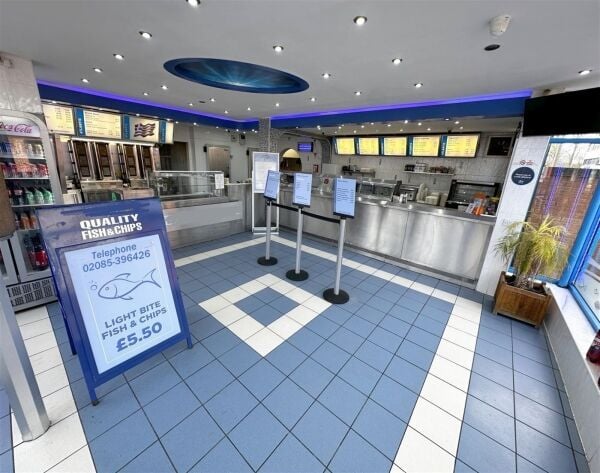 Spacious fish & chip takeaway, prominent Leicester corner