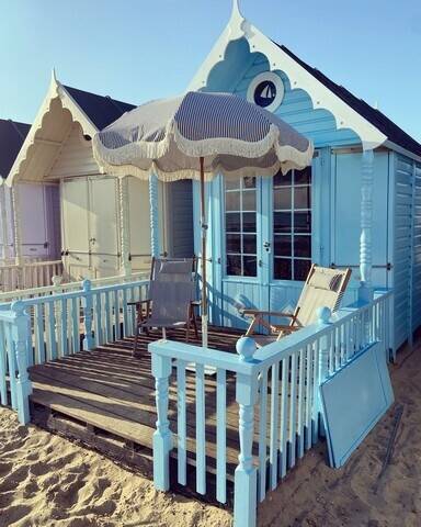 BEACH HUT HIRE & HOLIDAY RENTAL BUSINESS PRICE: £89,999 plus SAV LOCATION MERSEA, ESSEX REF: R0134E