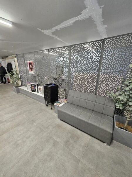 COMMERCIAL PROPERTY SUITABLE FOR A MULTITUDE OF USES