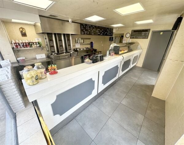 Established fish & chip shop with flat, central Uttoxeter Established fish & chip shop with flat, central Uttoxeter