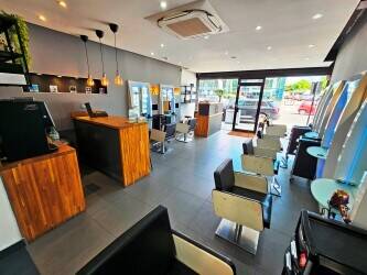 FREEHOLD HAIR & BEAUTY SALON + LARGE 3 BED FLAT – FOR SALE – SOUTH EAST LONDON
