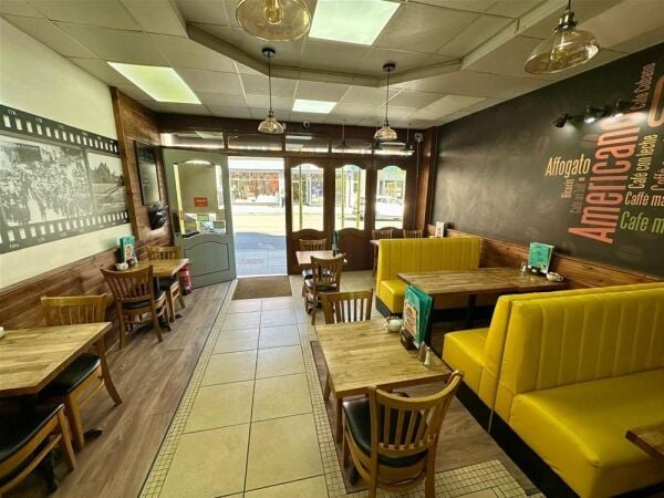 LEASEHOLD LIC. DAYTIME CAFE/RESTAURANT
WITH SELF CONTAINED 4 BED FLAT ABOVE LEASEHOLD LIC. DAYTIME CAFE/RESTAURANT
WITH SELF CONTAINED 4 BED FLAT ABOVE