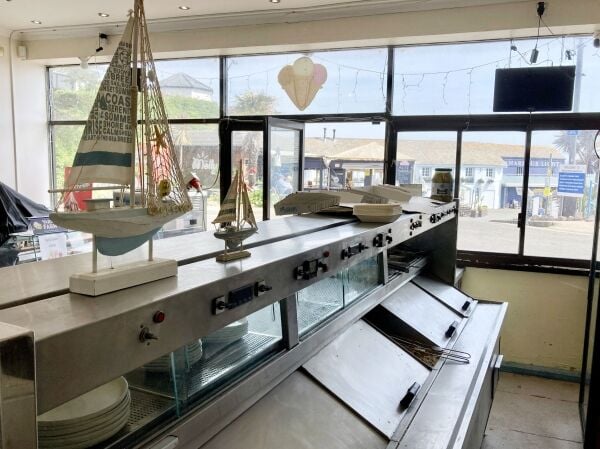 FISH & CHIP TAKEAWAY/RESTAURANT/CAFÉ & ICE CREAM PARLOUR with ALCOHOL LICENCE FISH & CHIP TAKEAWAY/RESTAURANT/CAFÉ & ICE CREAM PARLOUR with ALCOHOL LICENCE