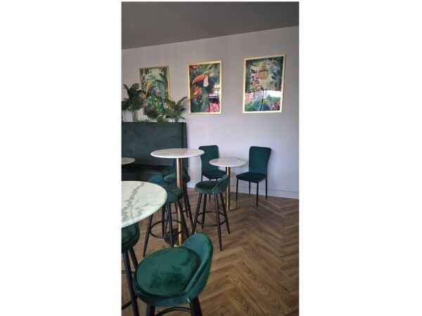 Shake Things Up – Vibrant Cocktail Bar in Prime Ainsdale Location