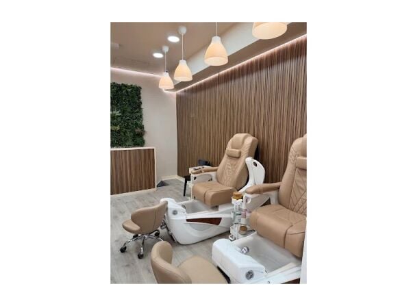 Beauty in Bloom – Trend-Led Nail & Beauty Studio