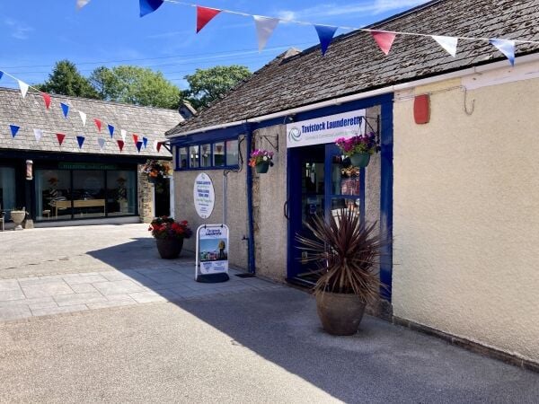 LAUNDERETTE & COMMERCIAL LAUNDRY LAUNDERETTE & COMMERCIAL LAUNDRY