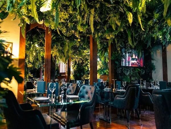 Substantial Restaurant & Bar closed for Sale Substantial Restaurant & Bar closed for Sale