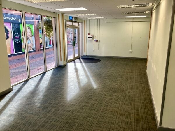 EMPTY RETAIL PREMISES EMPTY RETAIL PREMISES
