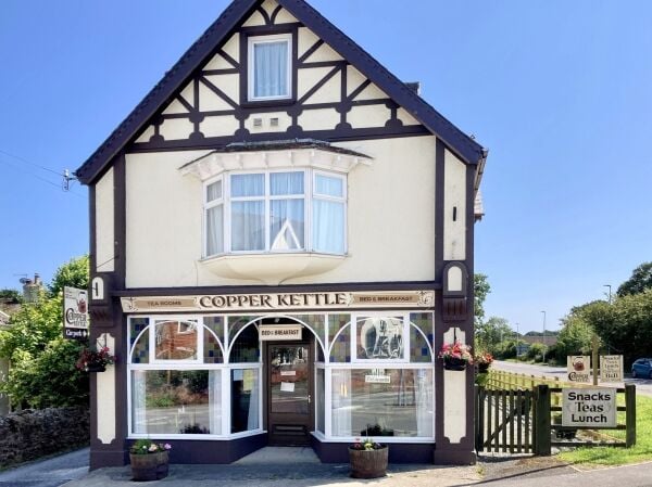 LICENSED TEAROOM/RESTAURANT AND BED & BREAKFAST LICENSED TEAROOM/RESTAURANT AND BED & BREAKFAST